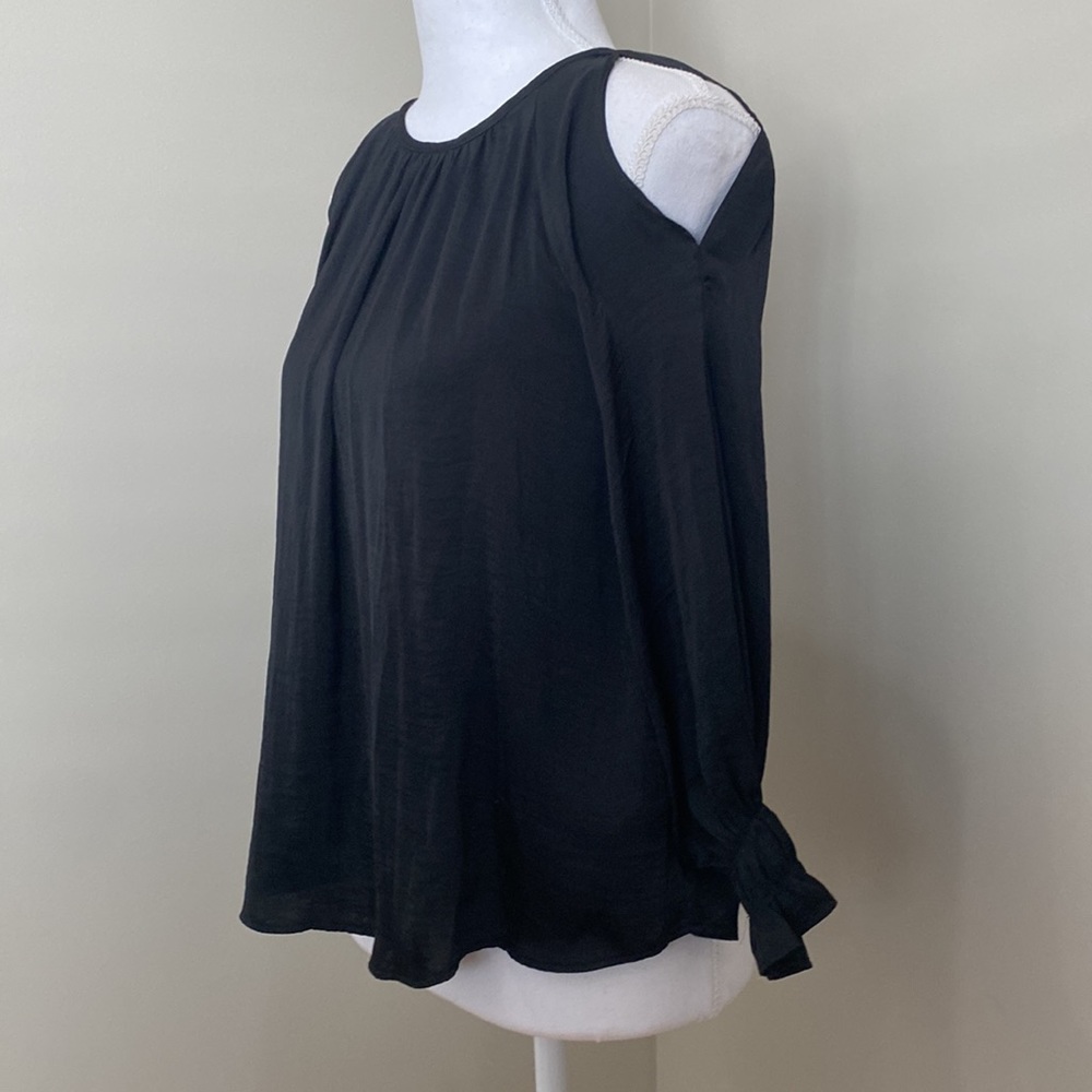 Black Long-Sleeve Cold Shoulder Blouse - Picture 4 of 8